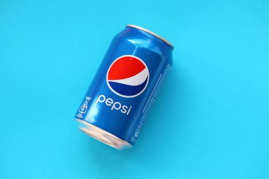 TERNOPİL, UKRAINE - 28 Mayıs 2022: soğuk Pepsi içeceği kutusu. Pepsi 1893 yılından beri PepsiCo tarafından üretilen bir karbonatlı meşrubattır.