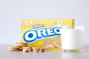 TERNOPİL, UKRAINE - 28 Mayıs 2022: beyaz arka planda bir bardak sütle Oreo altın çıtır kurabiyeleri. Oreo markası, Mondelez International adlı Amerikan şirketine ait.