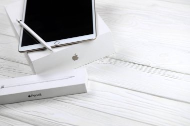KHARKIV, UKRAINE - 27 Ocak 2021: Beyaz arkaplanda yepyeni Apple iPad ve Apple kalem. Apple Inc. merkezi Kaliforniya 'da bulunan bir Amerikan teknoloji şirketidir.