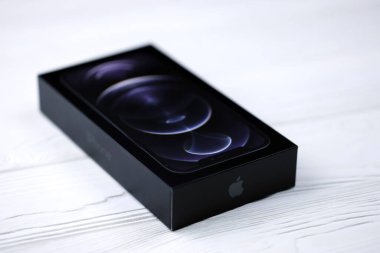 KHARKIV, UKRAINE - 27 Ocak 2021: Apple Iphone Kutusu 12 profesyonel yeni model akıllı telefon ve IOS tabanı beyaz arka planda. Apple Inc. merkezi Kaliforniya 'da bulunan bir Amerikan teknoloji şirketidir.