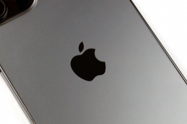 KHARKIV, UKRAINE - 27 Ocak 2021: Apple Iphone 12 profesyonel yeni model akıllı telefon, IOS bazlı beyaz arka plan. Apple Inc. merkezi Kaliforniya 'da bulunan bir Amerikan teknoloji şirketidir.