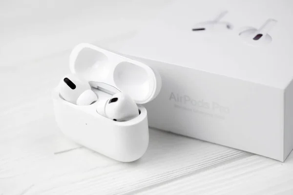 Kharkiv Ukraine Janeiro 2021 Apple Airpods Pro Fundo Branco Auscultadores — Fotografia de Stock