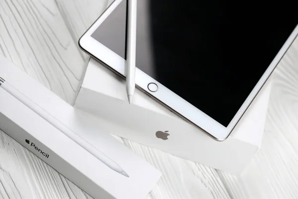 Kharkiv Ukraine Tammikuu 2021 Upouusi Apple Ipad Apple Pencil Valkoisella — kuvapankkivalokuva
