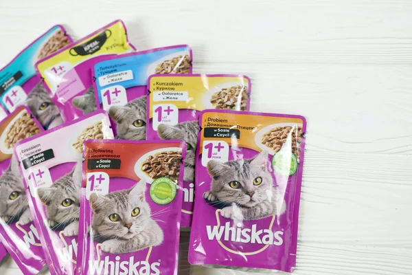 KHARKIV, UKRAINE - Şubat 06, 2021: Whiskas marka kedi maması mor paketleri kapatın. Whiskas, Amerikan markası Mars, Inc.