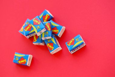 TERNOPIL, UKRAINE - 23 Haziran 2022: Aşk, 1990 'larda Rusya' da popüler olan bir Türk balon diş etidir. Aşkın çeşitli tatları sakız çiğniyor. Yığınla aşk hakkında.