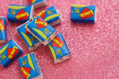 TERNOPIL, UKRAINE - 23 Haziran 2022: Aşk, 1990 'larda Rusya' da popüler olan bir Türk balon diş etidir. Aşkın çeşitli tatları sakız çiğniyor. Yığınla aşk hakkında.