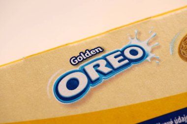 TERNOPİL, UKRAINE - 28 Mayıs 2022: Oreo altın çıtır kurabiye kutusu. Oreo markası, Mondelez International adlı Amerikan şirketine ait.