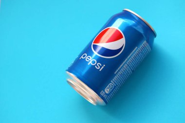 TERNOPİL, UKRAINE - 28 Mayıs 2022: soğuk Pepsi içeceği kutusu. Pepsi 1893 yılından beri PepsiCo tarafından üretilen bir karbonatlı meşrubattır.
