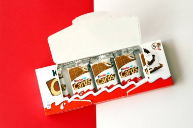 TERNOPİL, UKRAINE - 3 HAZİRAN 2022: Kinder Çikolata Kartları ürün paketi. Kinder, Ferrero 'nun çok uluslu İtalyan şekerleme markasıdır..