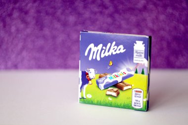 TERNOPİL, UKRAINE - 3 HAZİRAN 2022: Çikolatalı çikolatalı küçük bir paket Milka milkinisi. Milka, uluslararası alanda Mondelez International tarafından üretilen bir İsviçre markası.