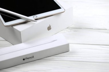 KHARKIV, UKRAINE - 27 Ocak 2021: Beyaz arkaplanda yepyeni Apple iPad ve Apple kalem. Apple Inc. merkezi Kaliforniya 'da bulunan bir Amerikan teknoloji şirketidir.