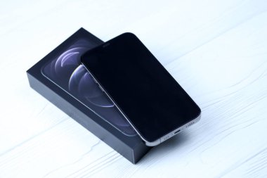 KHARKIV, UKRAINE - 27 Ocak 2021: Apple Iphone 12 profesyonel yeni model akıllı telefon, IOS bazlı beyaz arka plan. Apple Inc. merkezi Kaliforniya 'da bulunan bir Amerikan teknoloji şirketidir.