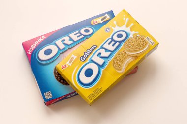 TERNOPİL, UKRAINE - 28 Mayıs 2022: Oreo Golden ve çilekli cheesecake çıtır kurabiye kutusu. Oreo markası, Mondelez International adlı Amerikan şirketine ait.