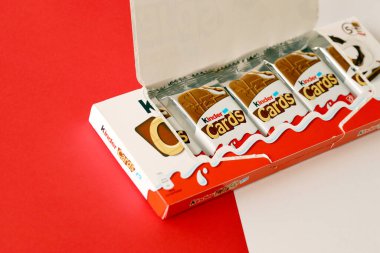 TERNOPİL, UKRAINE - 3 HAZİRAN 2022: Kinder Çikolata Kartları ürün paketi. Kinder, Ferrero 'nun çok uluslu İtalyan şekerleme markasıdır..