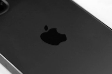 KHARKIV, UKRAINE - 27 Ocak 2021: Apple Iphone 12 profesyonel yeni model akıllı telefon, IOS bazlı beyaz arka plan. Apple Inc. merkezi Kaliforniya 'da bulunan bir Amerikan teknoloji şirketidir.