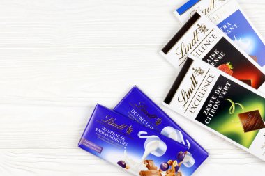 KHARKIV, UKRAINE - 18 Aralık 2020: beyaz arka planda Lindt Çikolata. Lindt ve Spruengli AG, çikolataları ve diğer şekerleri ile tanınan bir İsviçre çikolata ve şekerleme şirketidir.