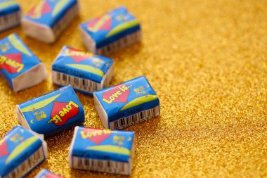 TERNOPIL, UKRAINE - 23 Haziran 2022: Aşk, 1990 'larda Rusya' da popüler olan bir Türk balon diş etidir. Aşkın çeşitli tatları sakız çiğniyor. Yığınla aşk hakkında.