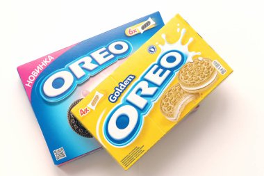 TERNOPİL, UKRAINE - 28 Mayıs 2022: Oreo Golden ve çilekli cheesecake çıtır kurabiye kutusu. Oreo markası, Mondelez International adlı Amerikan şirketine ait.