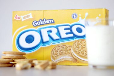 TERNOPİL, UKRAINE - 28 Mayıs 2022: beyaz arka planda bir bardak sütle Oreo altın çıtır kurabiyeleri. Oreo markası, Mondelez International adlı Amerikan şirketine ait.