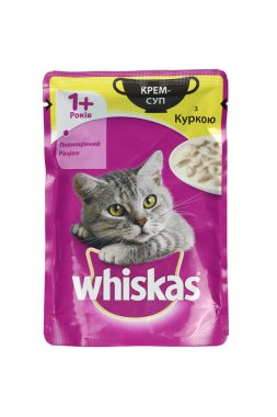 KHARKIV, UKRAINE - Şubat 06, 2021: Viskiler beyaz arka planda kedi maması mor etiketli paket. Whiskas, Amerikan markası Mars, Inc.