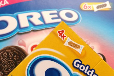 TERNOPİL, UKRAINE - 28 Mayıs 2022: Oreo Golden ve çilekli cheesecake çıtır kurabiye kutusu. Oreo markası, Mondelez International adlı Amerikan şirketine ait.