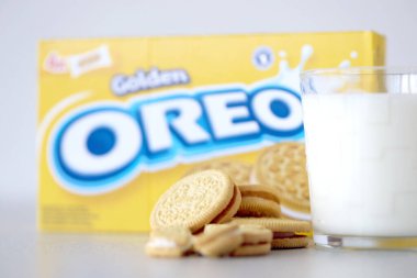 TERNOPİL, UKRAINE - 28 Mayıs 2022: beyaz arka planda bir bardak sütle Oreo altın çıtır kurabiyeleri. Oreo markası, Mondelez International adlı Amerikan şirketine ait.