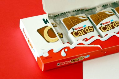 TERNOPİL, UKRAINE - 3 HAZİRAN 2022: Kinder Çikolata Kartları ürün paketi. Kinder, Ferrero 'nun çok uluslu İtalyan şekerleme markasıdır..