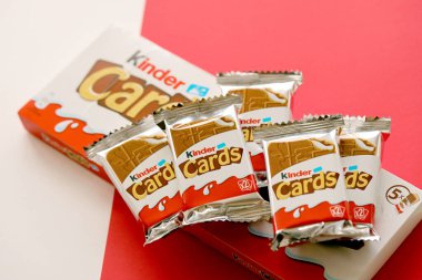 TERNOPİL, UKRAINE - 3 HAZİRAN 2022: Kinder Çikolata Kartları ürün paketi. Kinder, Ferrero 'nun çok uluslu İtalyan şekerleme markasıdır..