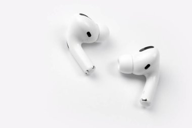 KHARKIV, UKRAINE - 27 Ocak 2021: Apple AirPods Pro beyaz arka planda. Kablosuz kulaklıklar. Apple Inc. merkezi Kaliforniya 'da bulunan bir Amerikan teknoloji şirketidir.