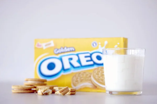 Ternopil Ukraine Μαΐου 2022 Oreo Χρυσά Τραγανά Μπισκότα Ένα Ποτήρι — Φωτογραφία Αρχείου