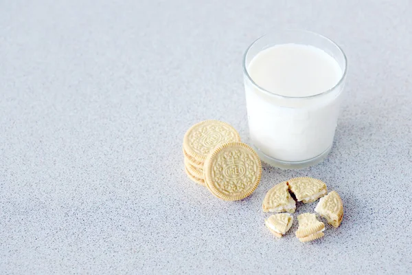 Ternopil Ucrânia Maio 2022 Biscoitos Crocantes Dourados Oreo Com Vidro — Fotografia de Stock