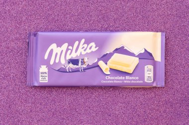 TERNOPİL, UKRAINE - 20 HAZİRAN 2022: Milka, uluslararası alanda Mondelez International tarafından üretilen bir İsviçre markası.