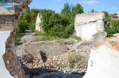 Gündüz vakti endüstriyel çok katlı bina çökmüş. Enkazlarla dolu felaket sahnesi, kırık tuğlalar ve hasarlı yerleşim olmayan evler. Savaş sonrası eylem kavramı ya da yıkım