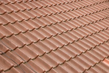 Kahverengi çatılı metal fayansların mimari desenli arka planı. Modern metal çatı kiremitleri olan bir ev.