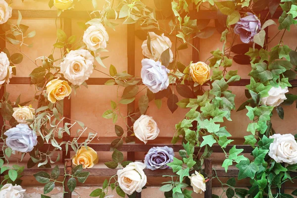 Decoração Objeto Arte Urbana Flores Elegantes Coloridas Malha Madeira Parede — Fotografia de Stock