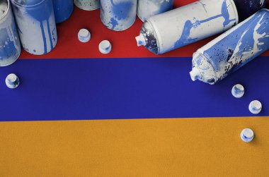 Ermenistan bayrağı ve birkaç kullanılmış sprey boya kutusu. Sokak sanatı kültürü kavramı, vandalizm sorunları