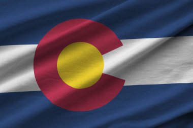 Colorado eyalet bayrağı. Stüdyo ışıklarının altında büyük kıvrımlar sallanıyor. Resmi semboller ve renkler kumaş pankartıyla