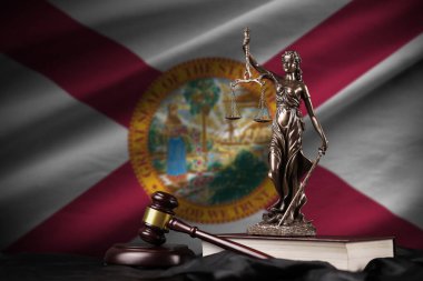 Florida eyaleti bayrağı, kadın adaleti heykeli, anayasa ve siyah kumaş üzerinde yargıç çekiciyle. Hüküm ve ceza kavramı