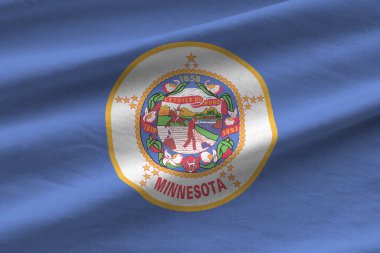 Minnesota ABD bayrağı. Stüdyo ışıklarının altında büyük kıvrımlar sallanıyor. Resmi semboller ve renkler kumaş pankartıyla