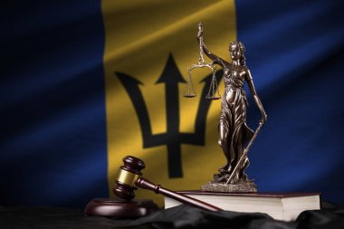 Kadın adalet heykeli, anayasa ve siyah kumaş üzerinde yargıç çekici olan Barbados bayrağı. Hüküm ve ceza kavramı