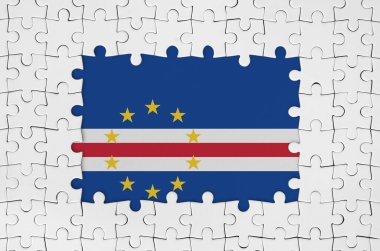 Beyaz yapboz parçaları çerçevesinde eksik merkez parçaları olan Cabo verde bayrağı