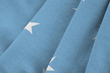 Büyük kıvrımlı mikronezya bayrağı stüdyo ışıklarının altında sallanıyor. Resmi semboller ve renkler kumaş pankartıyla