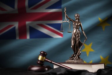 Kadın adaleti heykeli, anayasa ve siyah kumaşların hakimi olan tuvalet bayrağı. Hüküm ve ceza kavramı