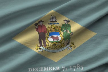 Delaware ABD bayrağı. Stüdyo ışıklarının altında büyük kıvrımlar sallanıyor. Resmi semboller ve renkler kumaş pankartıyla