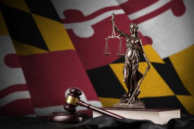 Maryland eyalet bayrağı, kadın adalet heykeli, anayasa ve siyah kumaşla ilgili yargıç çekici. Hüküm ve ceza kavramı