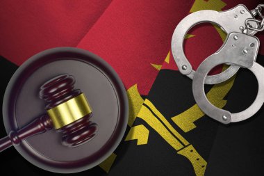 Karanlık odada yargıç tokmağı ve kelepçeli Angola bayrağı. Suç ve ceza kavramı, suçlu konular için geçmiş