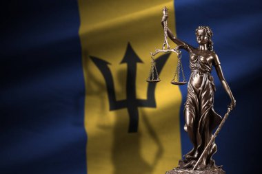 Barbados bayrağı ve karanlık odada adalet heykeli ve yargı terazisi. Yargı ve ceza kavramı, jüri konuları için geçmiş