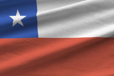 Büyük kıvrımlı Şili bayrağı stüdyo ışıklarının altında sallanıyor. Resmi semboller ve renkler kumaş pankartıyla