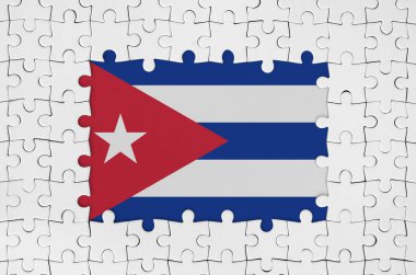 Merkezi parçaları eksik olan beyaz yapboz parçaları çerçevesinde Küba bayrağı