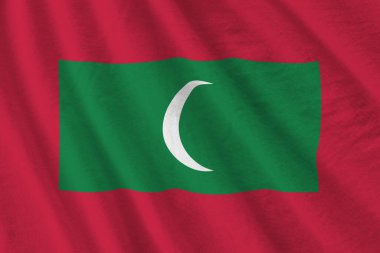 Büyük kıvrımlı Maldivler bayrağı stüdyo ışıklarının altında sallanıyor. Resmi semboller ve renkler kumaş pankartıyla